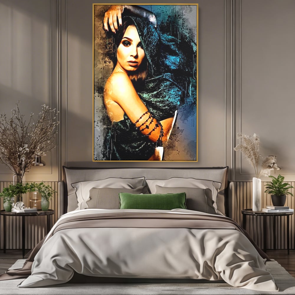 Tablou canvas cu tablou canvas portret femeie misterioasa, in rama de aluminiu auriu, pe perete intr-un dormitor